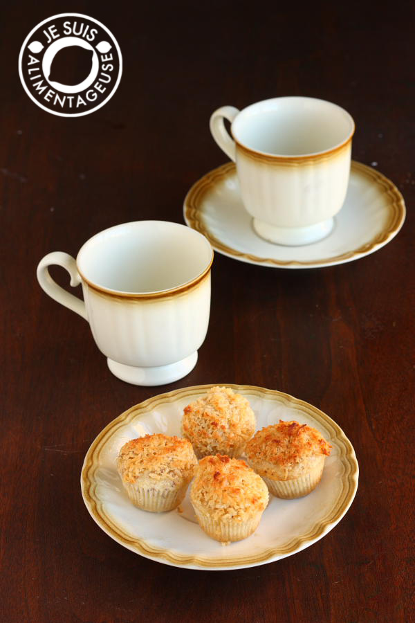 #Coconut Brulée #Cupcakes from alimentageuse.com. The fluffiest #vegan cupcakes ever!