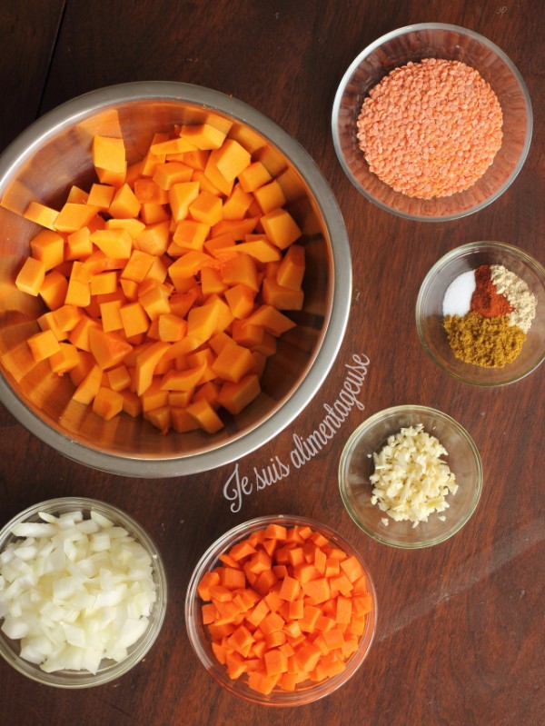 Butternut Squash Carrot and Red Lentil Soup - Great for warming the bellies with veggie goodness | alimentageuse.com #glutenfree #vegan #butternut